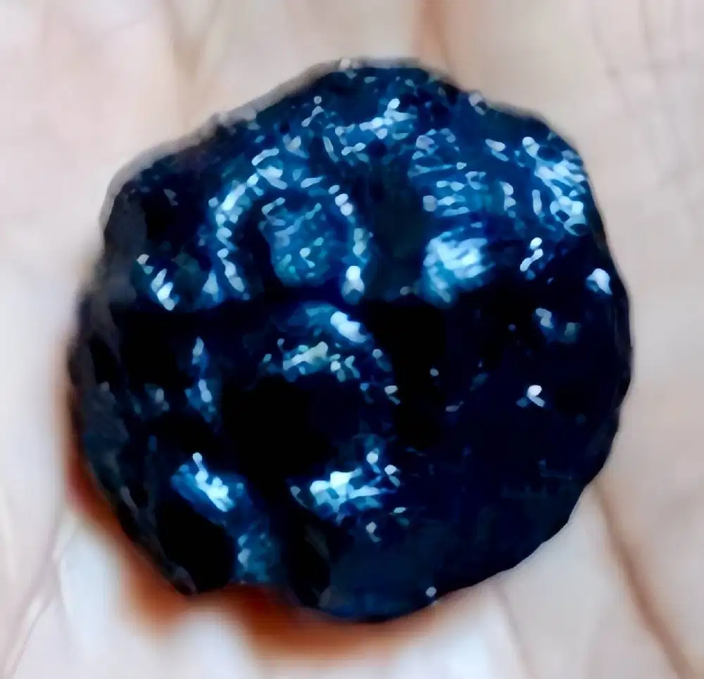Batu Satam Hitam Meteorite Belitung Permukaannya Seperti Angka 8