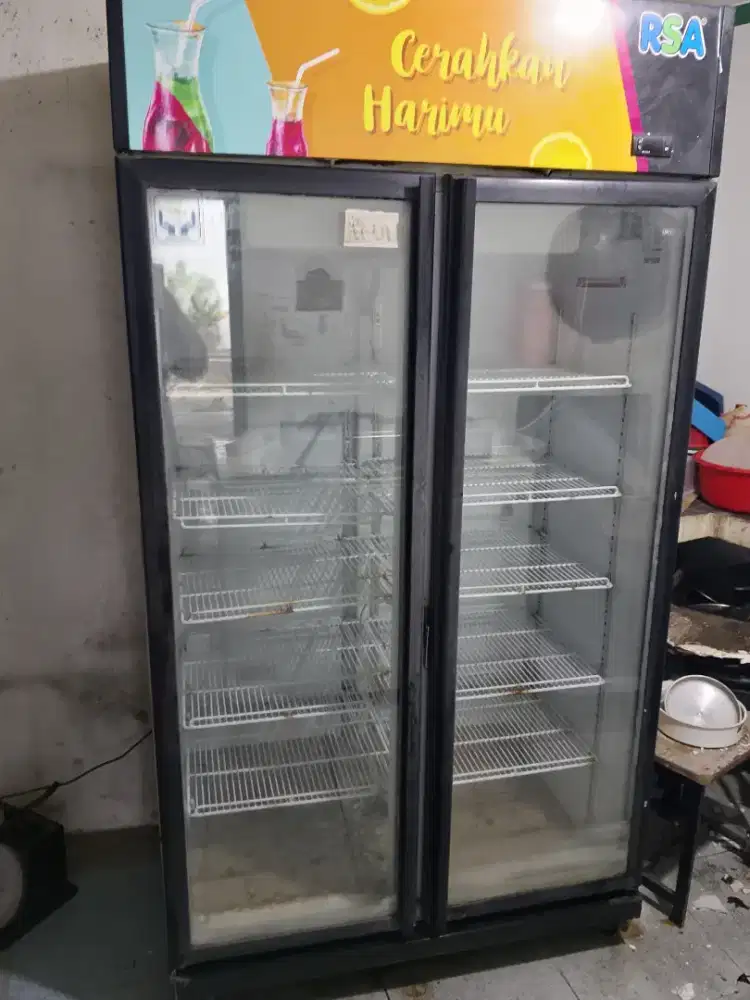 Showcase 2 pintu merek RSA murah
