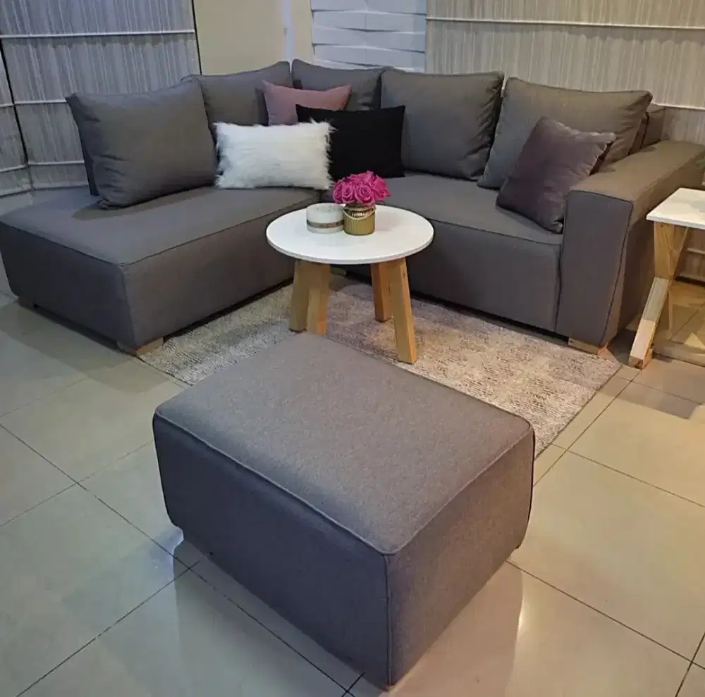 Sofa L tamu dan meja putih