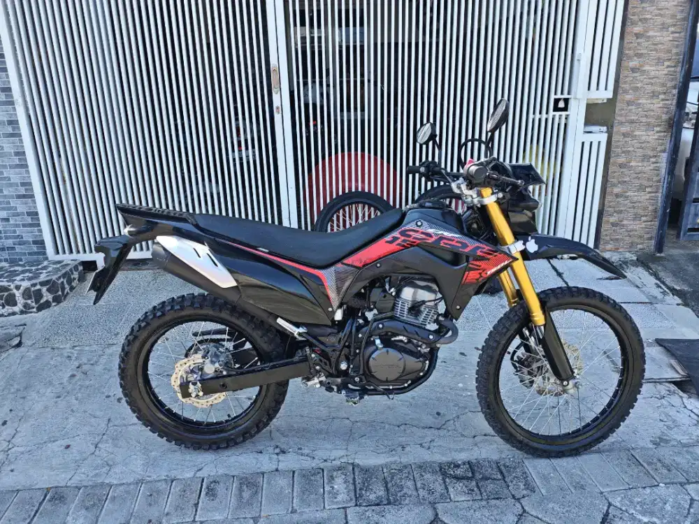 CRF 150 L Tahun 2024 dengan : (1 Set Velg/Ban + Kenalpot Ori Bobok)