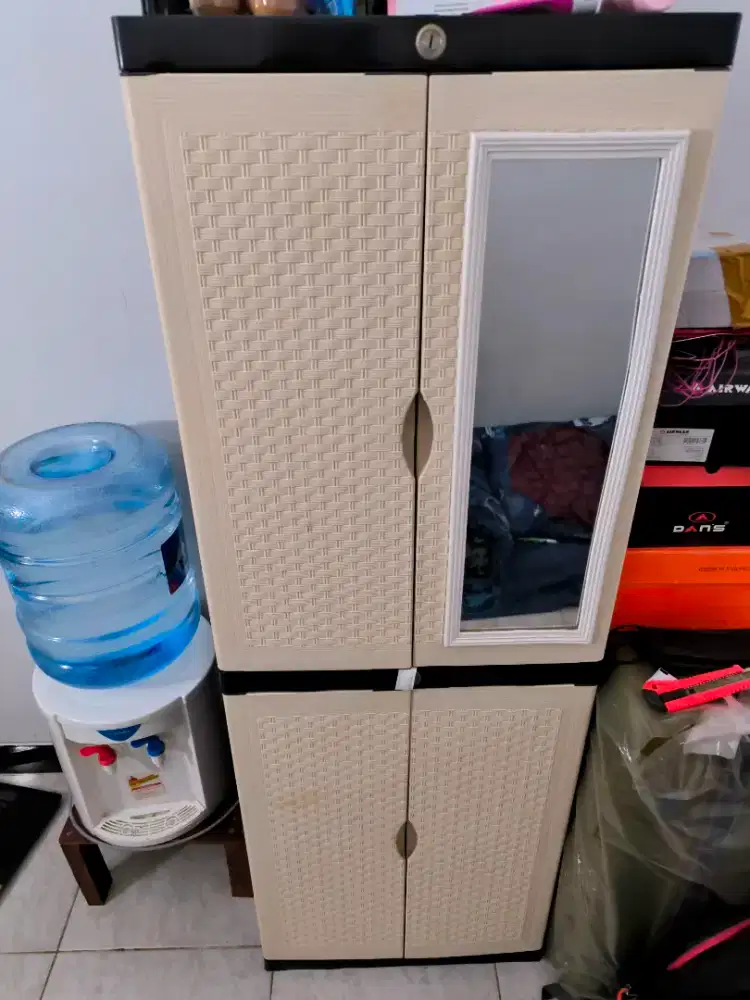 Lemari pakaian plastik