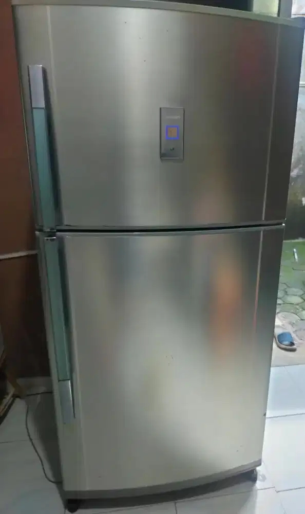 kulkas ukuran jumbo  Sharp plasmacluster 2 pintu