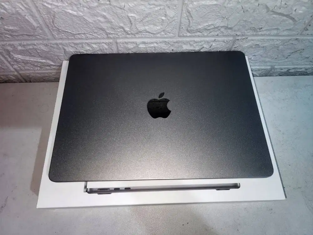 DIJUAL MACBOOK AIR M2 2022 – MULUS, SIAP PAKAI!