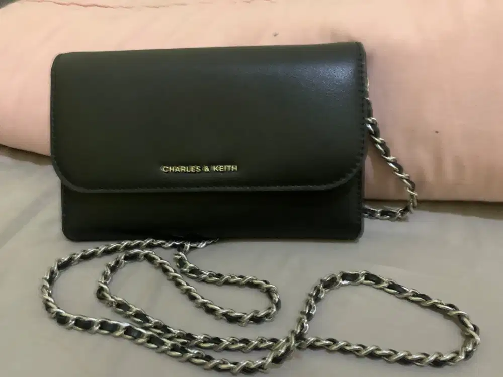 Dompet Charles and keith sling bag