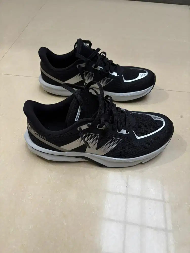 Sepatu Running New Balance Dynasoft Flash V7 Black/White