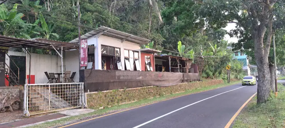 Kontrakan pinggir jalan