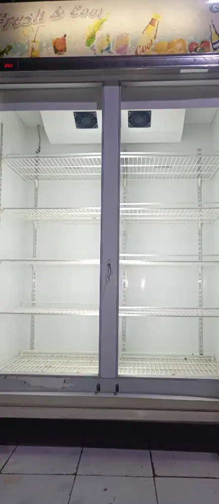 Showcase 2 pintu