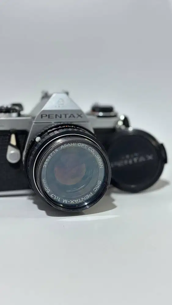 Kamera Film Pentax ME Analog dengan Lensa SMC Pentax-M 50mm f/1.7