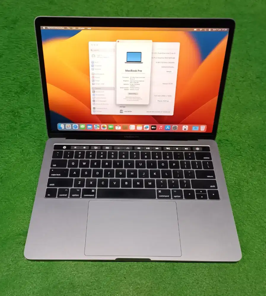 Apple MacBook Pro 2017 Intel i5 8/256 Grey Touchbar Mulus Murah