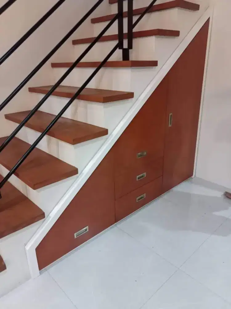 Lemari bawa tangga