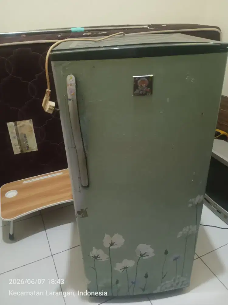 Kulkas 1 pintu merk polytron