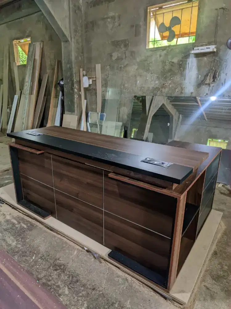 Meja kantor Direksi