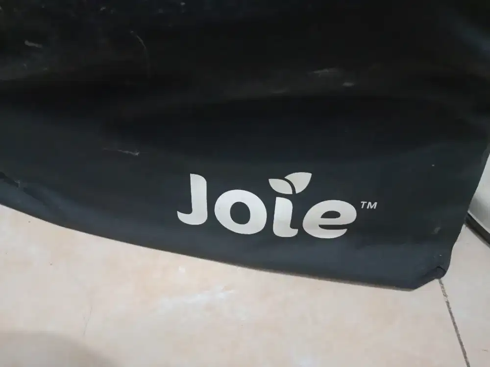 Stroller joie warna hitam