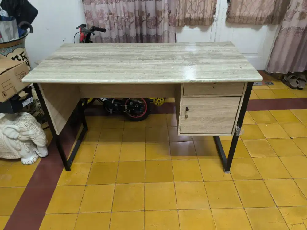 Meja kerja bekas