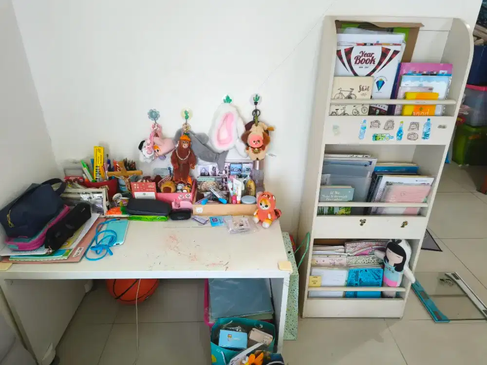 Meja tulis dan rak buku