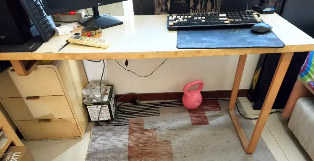 Meja kantor ada oaci