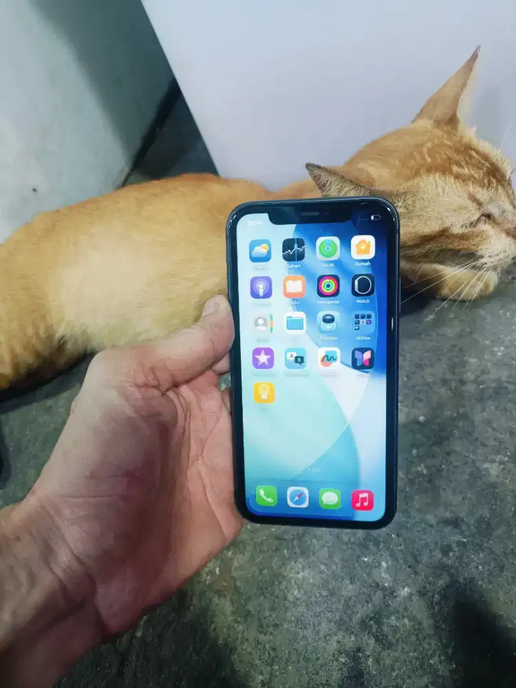 Iphone 11.   64 gb intrr