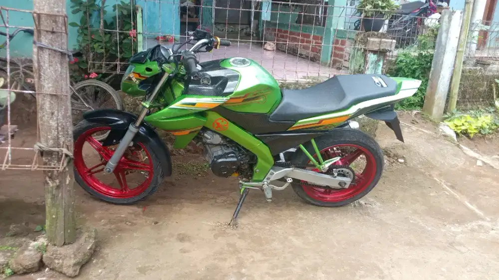 Di jual Vixion new kondisi mesin pln stater aman