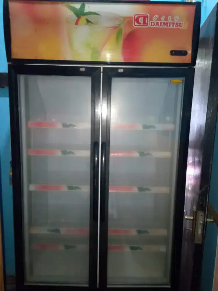 Jual showcase bekas dua pintu merek DIMITSU