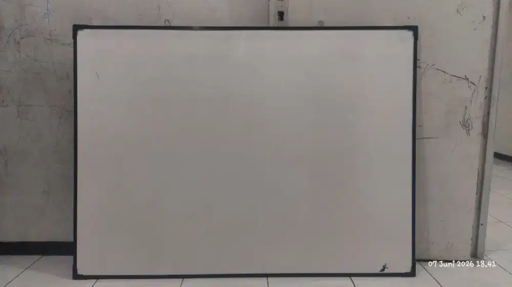Papan tulis (white board)