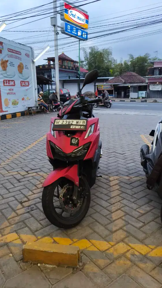 Vario 160 CBS merah doff