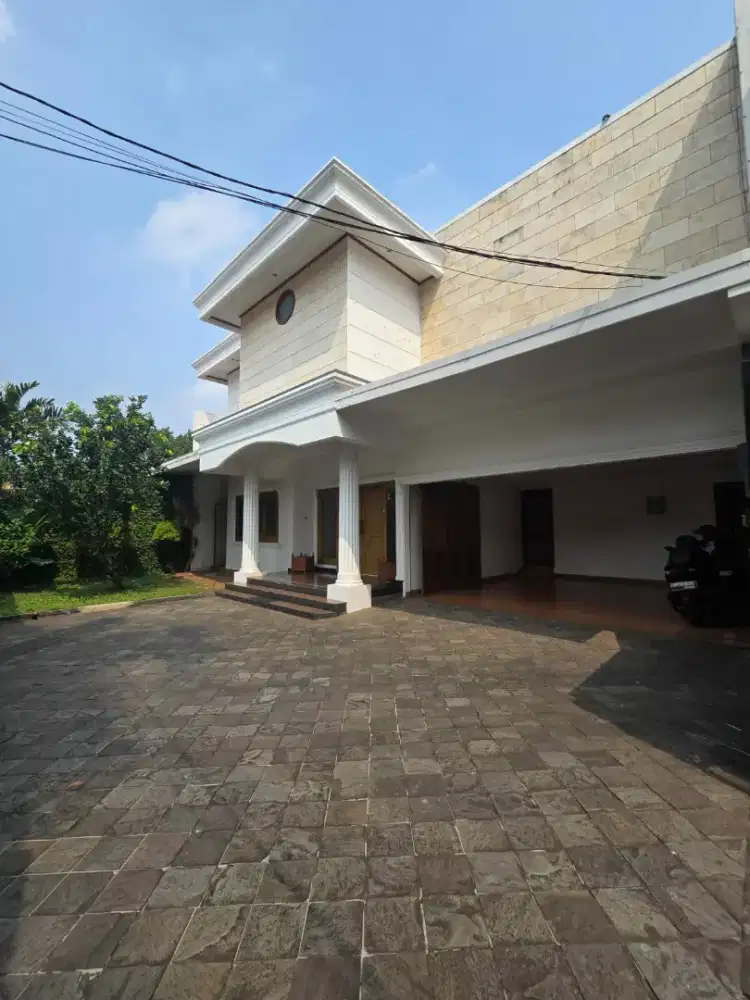 Di jual rumah bagus ada pool di kemang timur Jakarta Selatan