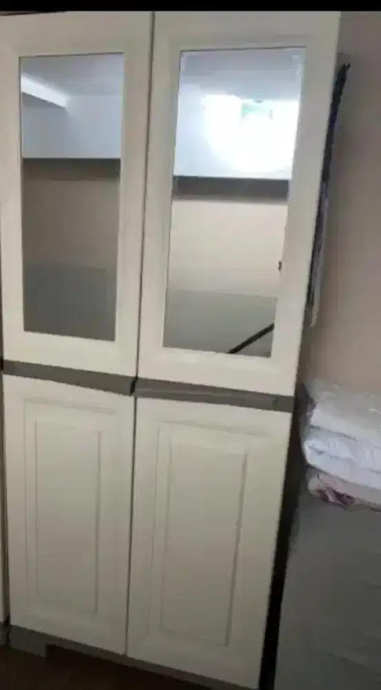 Jual satu lemari plastik 2 pintu ada cermin nett