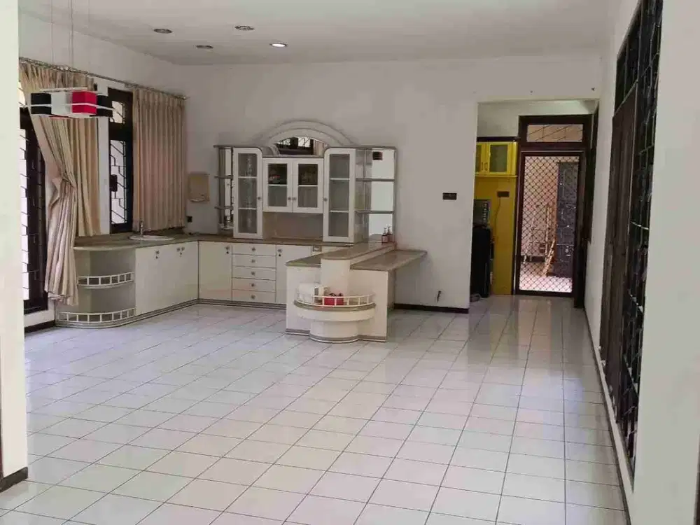 DIJUAL CEPAT RUMAH SEMI FURNISH TERAWAT MANYAR KERTOARJO