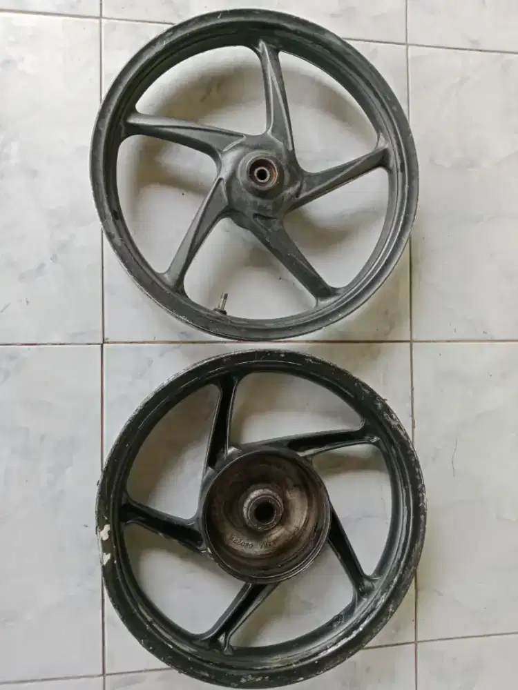 Dijual velg motor vario 125 original bawaan motor dari waktu baru. .