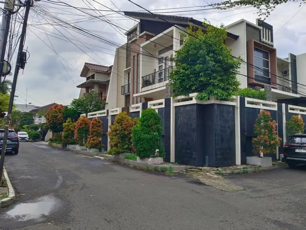 Rumah Pulomas 2 Lantai, LT 281 m2, Hook, Lux, Bebas Banjir, Murah