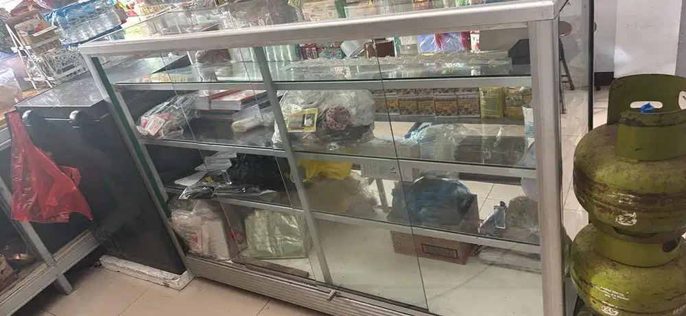 Etalase kaca untuk jualan