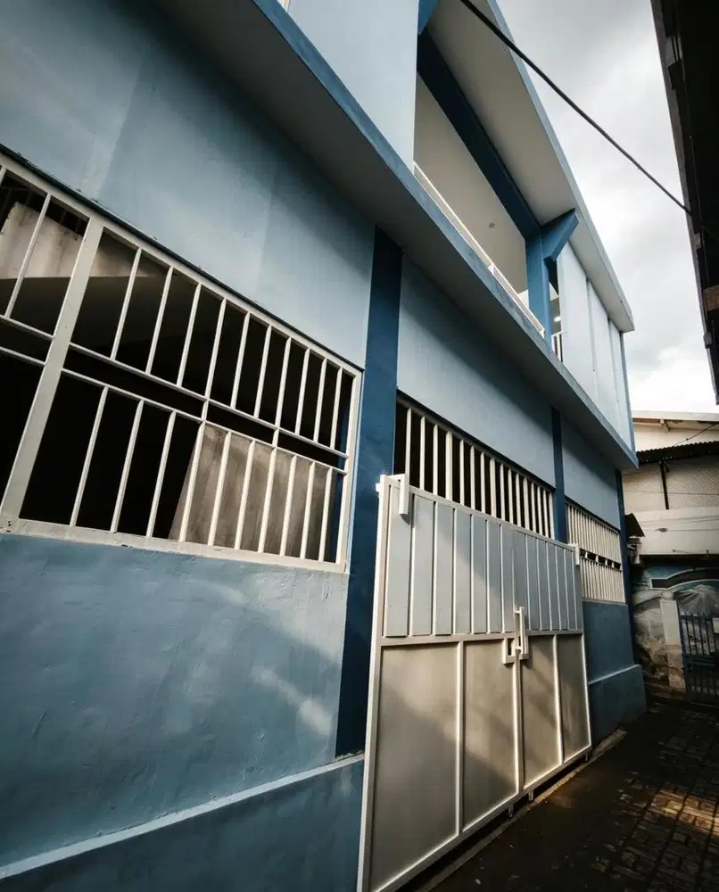 Di SEWAKAN KOST MODERN 2 LANTAI.