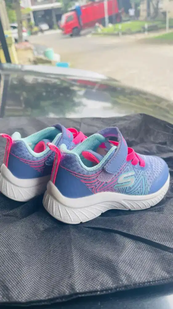 Sepatu skechers anak