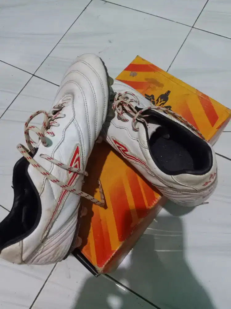 Jual sepatu bola size 42