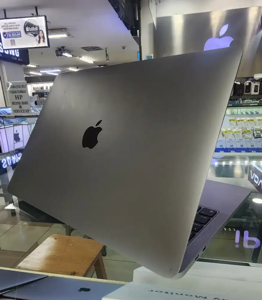 Macbook pro m1 2020 8/512 gray
