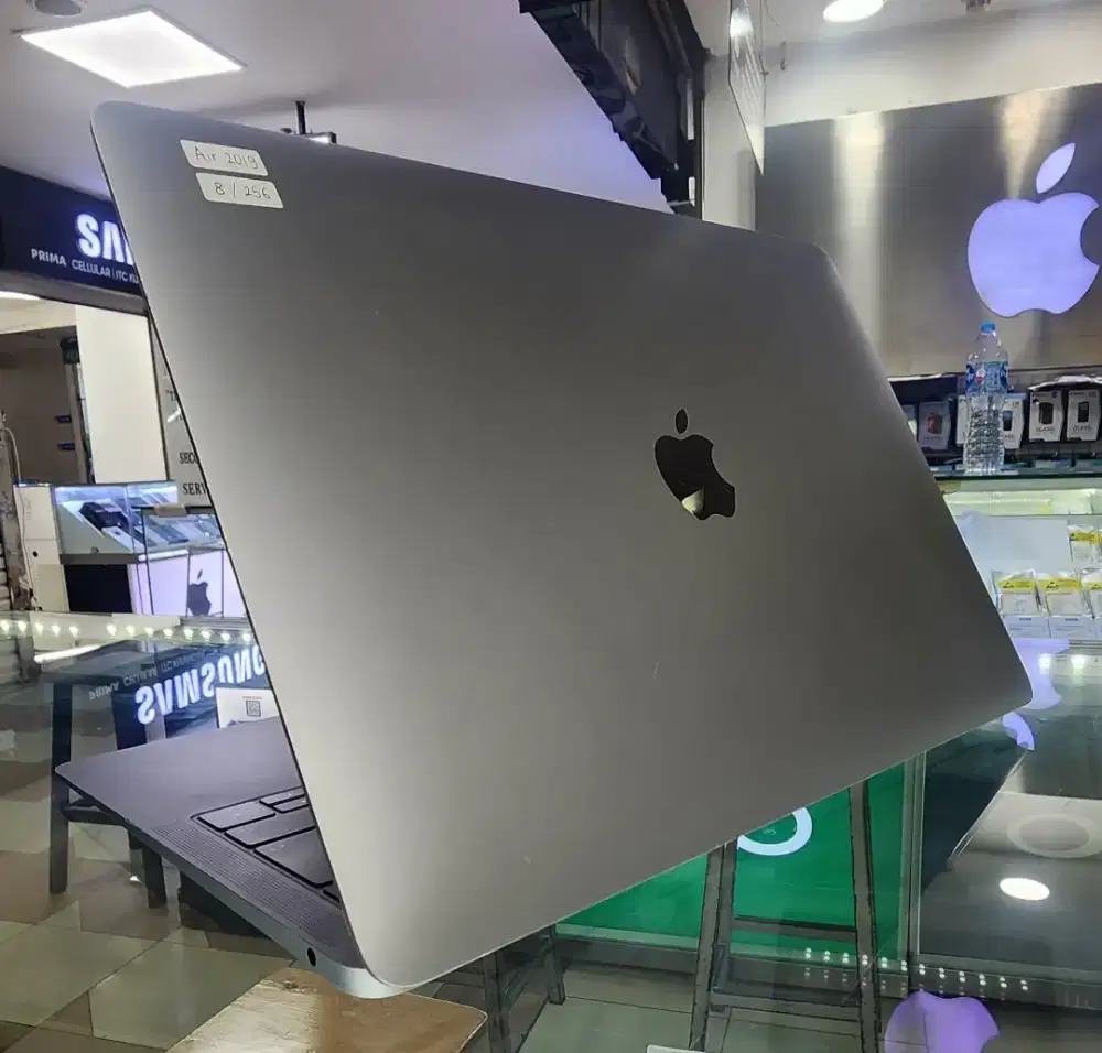 Macbook air 2019 8/256 gray