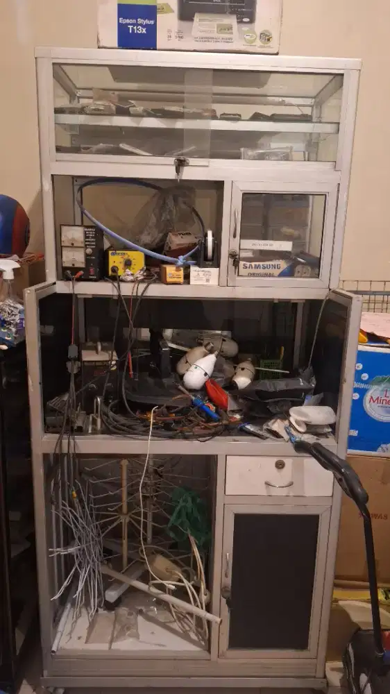 Etalase lemari kaca
