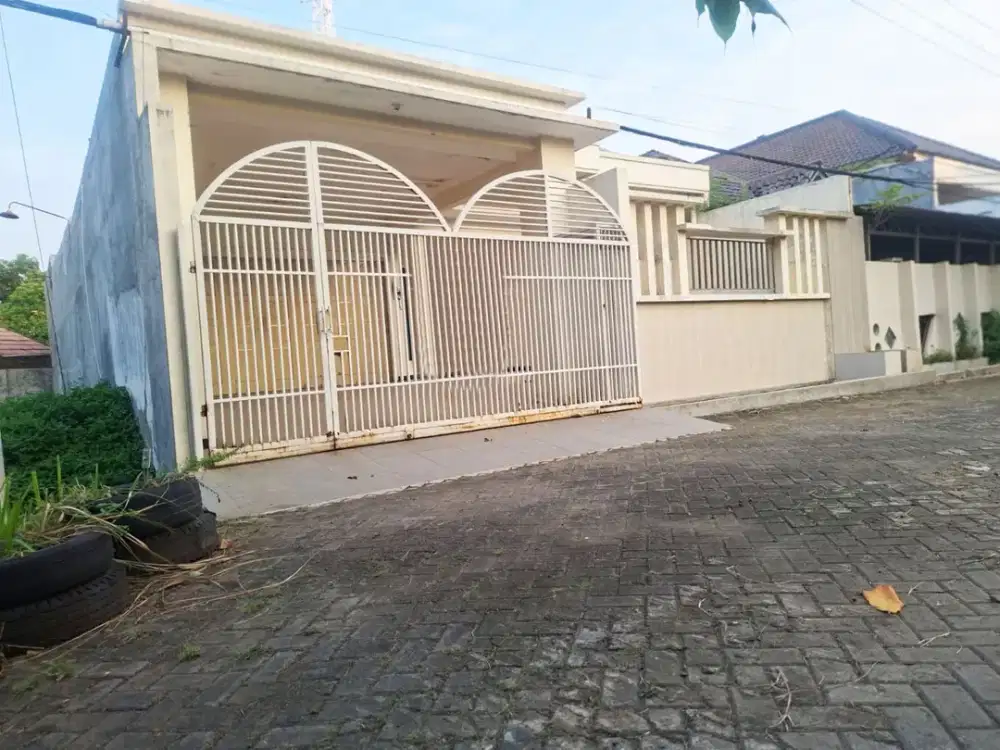 Rumah di Semarang Indah Cocok untuk Kantor Dekat The Park Mall