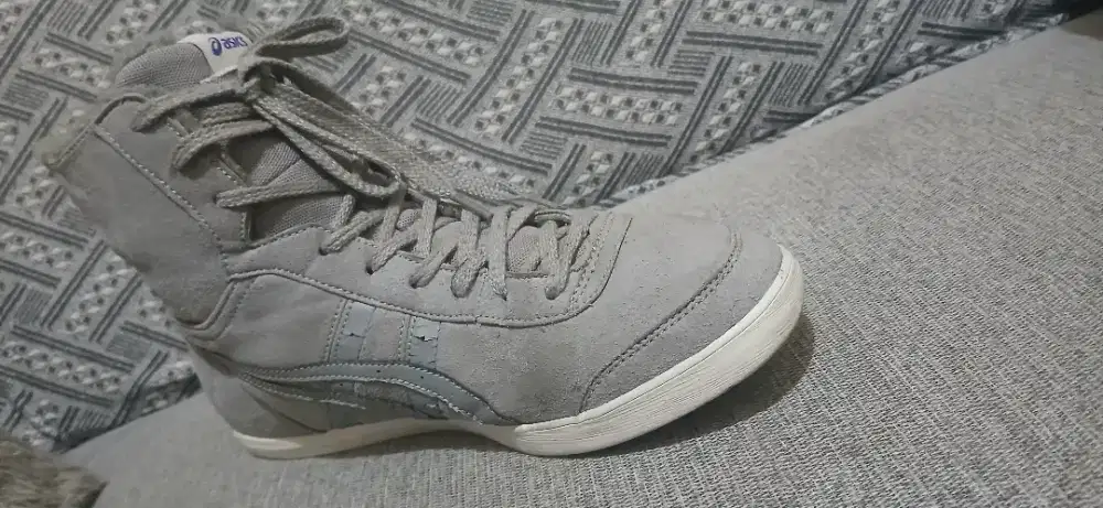 Sepatu Asics Abu Bludru