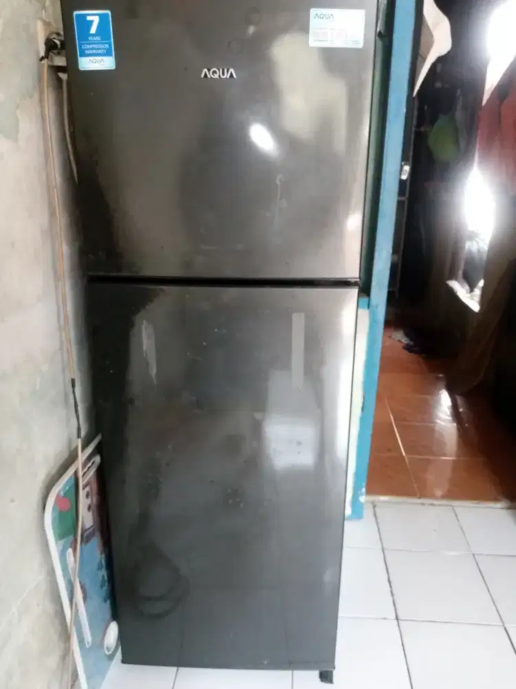 Dijual kulkas merek Aqua pintu 2
