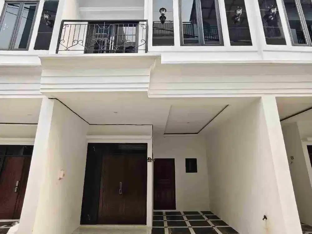 HUNIAN 2,5 LANTAI + ROOFTOP. HARGA TERJANGKAU LOKASI PREMIUM JAGAKARSA, JAKSEL