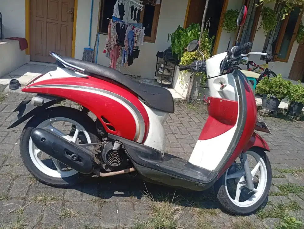Honda metic Scoopy warna merah