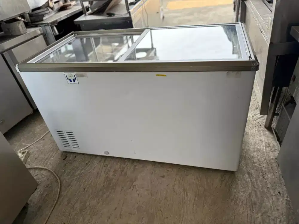 FREEZER PINTU KACA/SLIDING

Mulus 
Oriiii 
Merk udah hilang