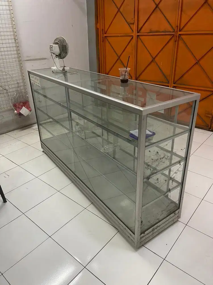 Etalase kaca 2meter pakai roda