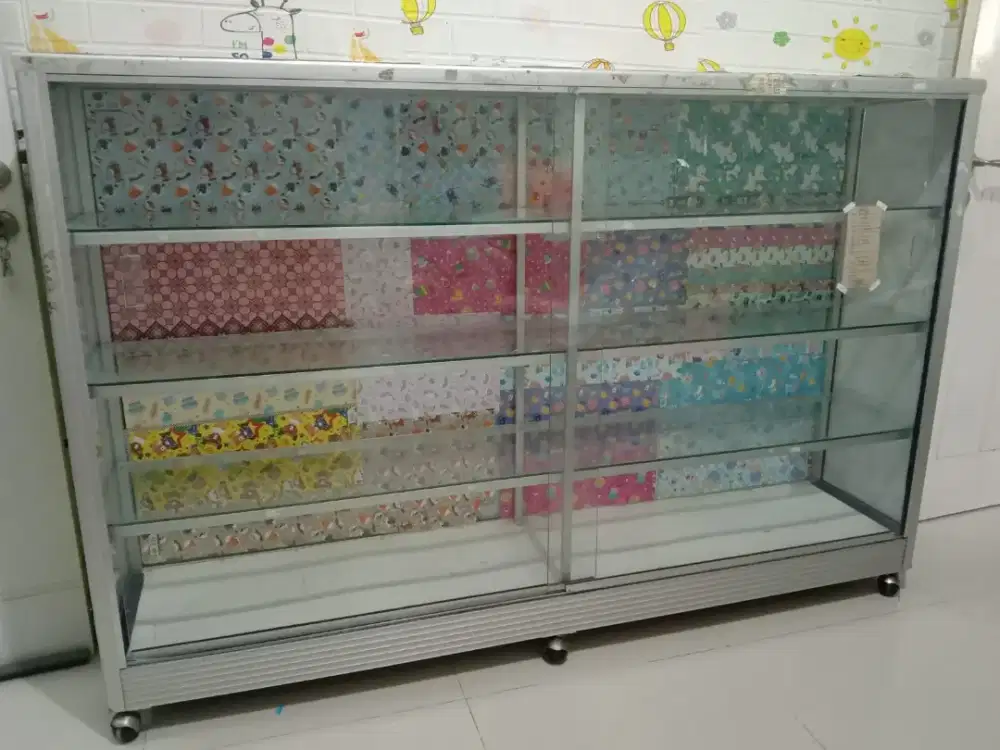 Etalase 2nd kondisi bagus