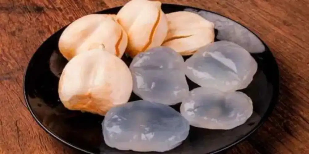 Kupas buah lontar ( syaratnya wanita yang terbiasa kupas )