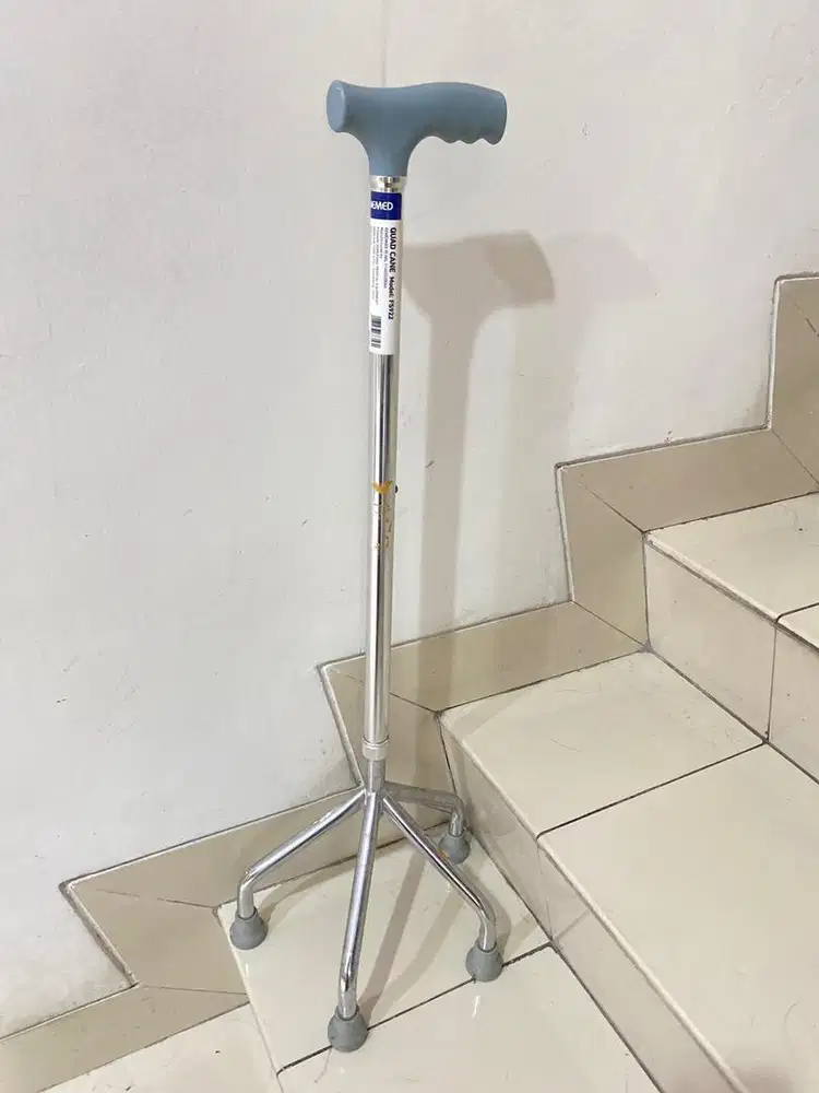 Tongkat alat bantu jalan lansia
