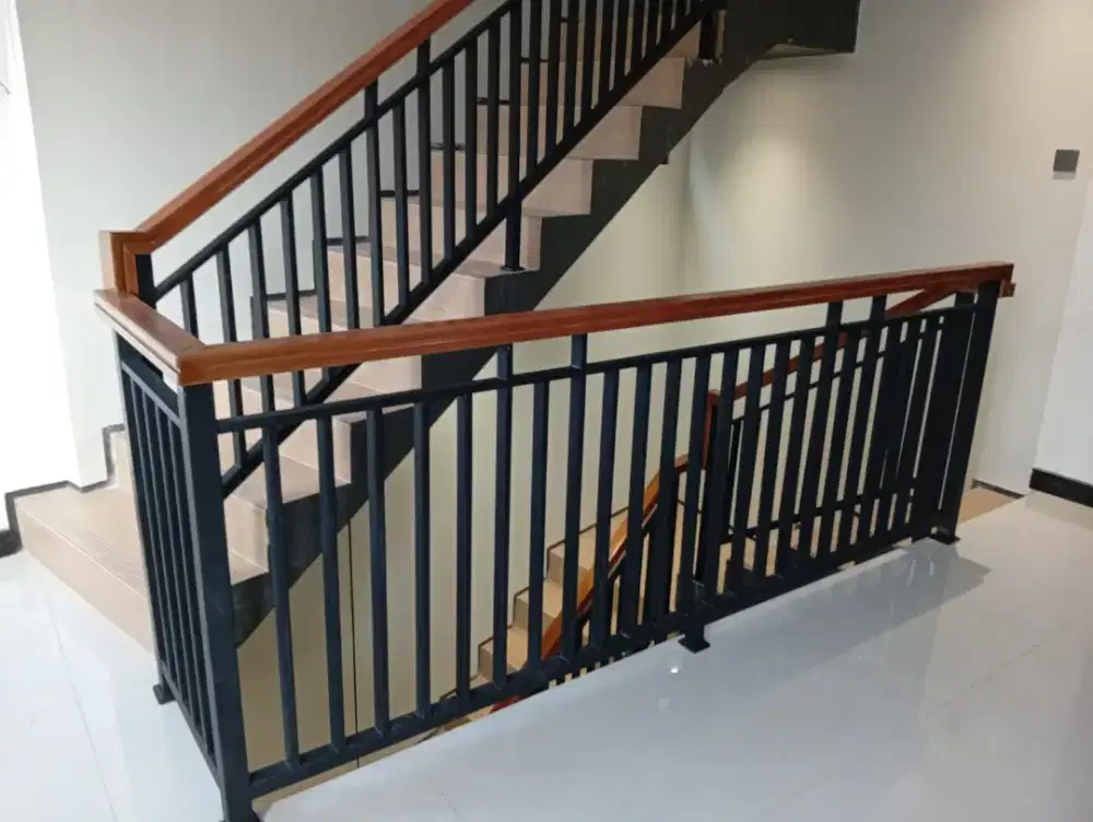Reling tangga, pagar pintu tralis