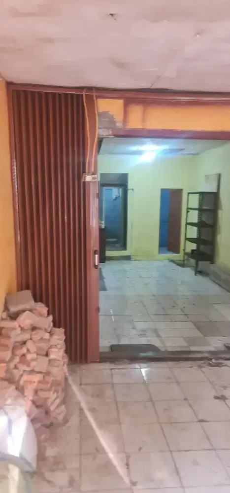 Di sewakan di kontrakkan  tempat usaha strategis depan jalan raya