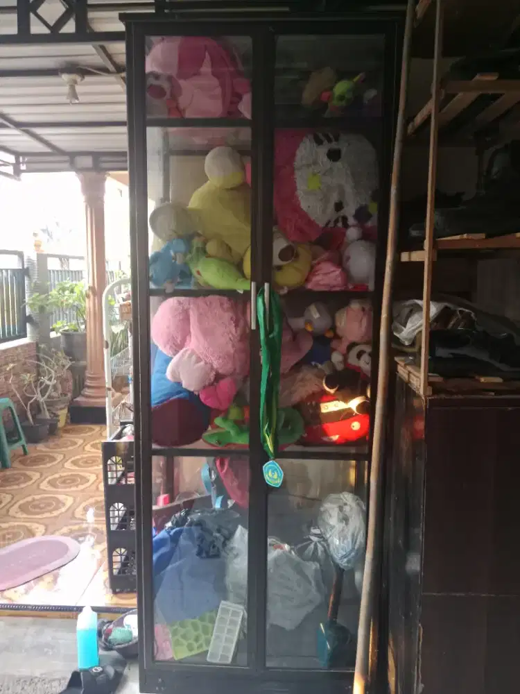 lemari kaca serbaguna